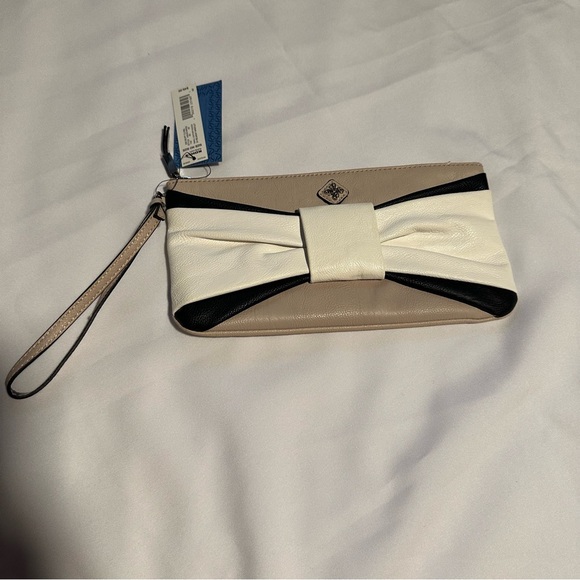 Simply Vera Vera Wang Cream and Black Wristlet Clutch - Picture 1 of 16
